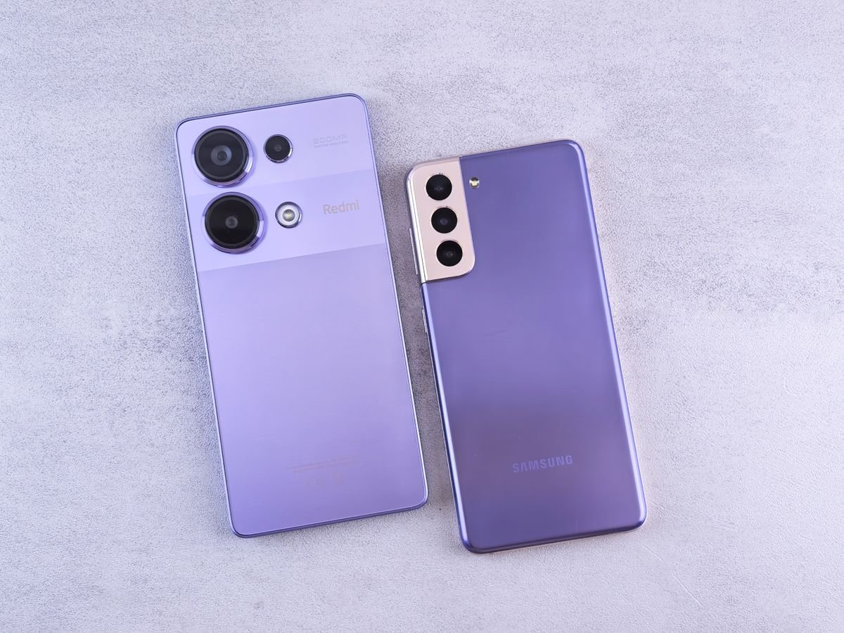 Comparação lado a lado de dois smartphones