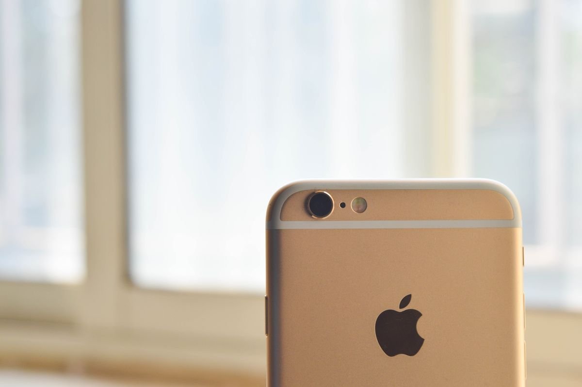 Close de um iPhone, com destaque para o conjunto de câmeras do iPhone 18 Pro