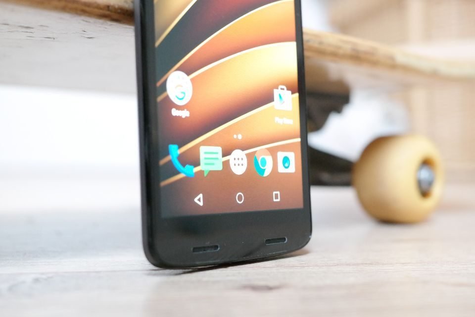 Celular Android sobre a mesa