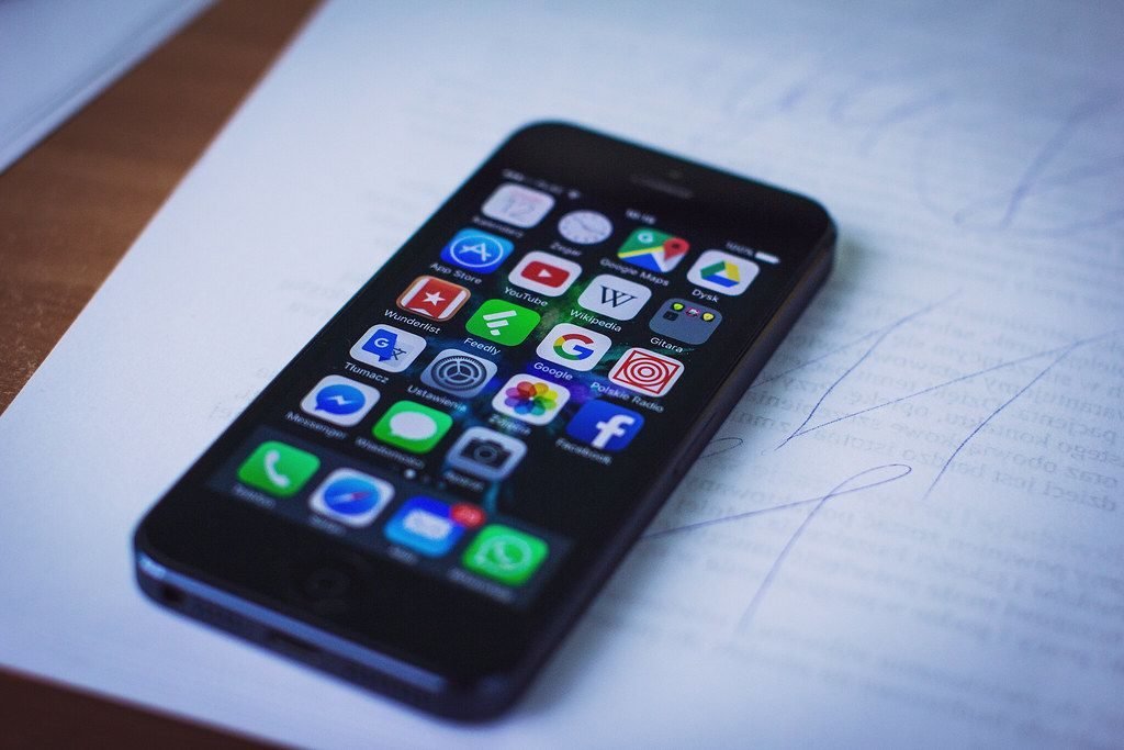 iPhone sobre a mesa, pronto para atualizar para o iOS 27