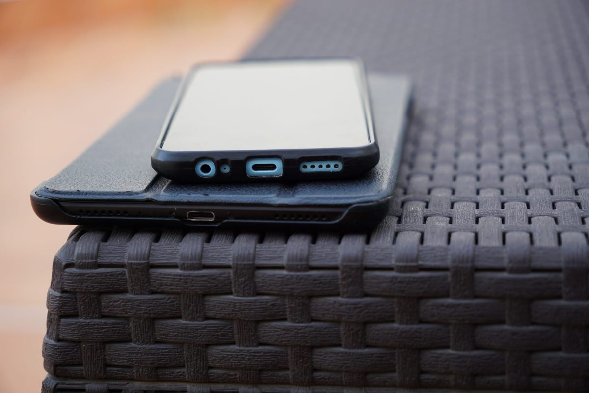 Celular apoiado sobre superfície escura