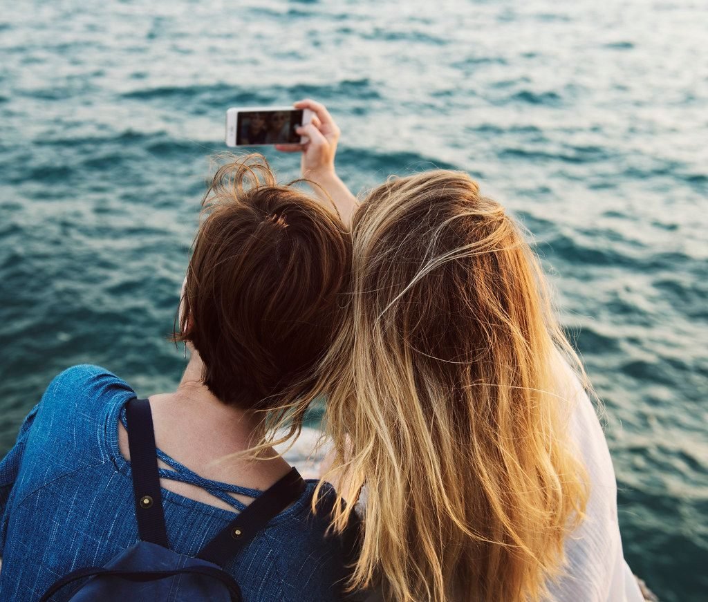 Amigas tirando selfie com o celular