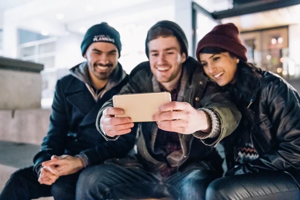 Amigos jogando no celular
